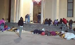 Lampedusa, protesta migranti Eritrei dormono all'addiaccio