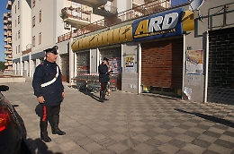 Palermo, rapinano supermercato per andare in discoteca