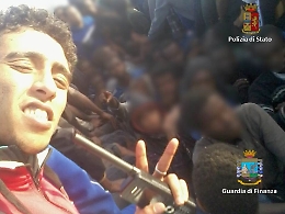 Catania, arrestato scafista tradito dal selfie sul barcone