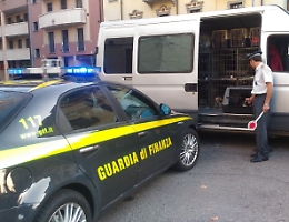 Commercio illegale di cani, fermato a Torino furgone partito da Siracusa