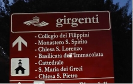 Agrigento, infuria la polemica sugli errori nei nuovi cartelli stradali