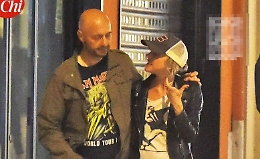 Nadia Toffa e Joe Bastianich abbracciati nella città dell'amore
