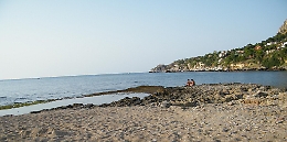 Due ragazze scampano a violenza sessuale in spiaggia