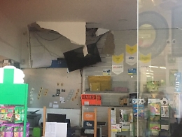 Riposto, si calano dal tetto per rubare in rivendita tabacchi