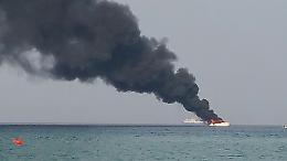 Yacht in fiamme alle Eolie, sette turisti portati in salvo