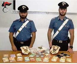 Staffetta dalla mattina alla sera per spacciare droga nel calatino: 4 arresti