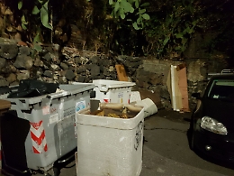 Una bella vasca di amianto depositata in centro a Catania