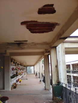 Che degrado nel cimitero di Siracusa