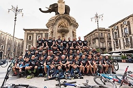 Catania, i Liotri on the rocks in mountain bike sotto l'elefante di piazza Duomo