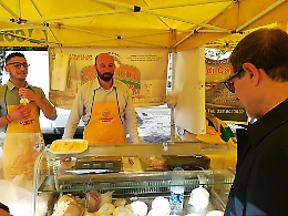 Prima domenica da presidente della Regione al mercato per Nello Musumeci