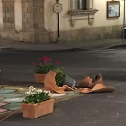Caltagirone, atti di vandalismo in piazza Municipio