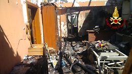 Notte di fuoco in via Fornai: distrutta falegnameria che realizzava casse da morto