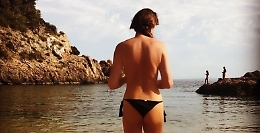 Fisico al top  per Alba Parietti in topless ad Ibiza