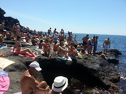 Catania, nell'estate senza solarium scatta l'assalto allo scoglio libero...