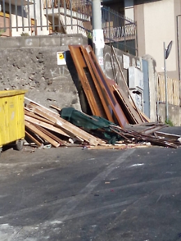Catania, via del Fasano discarica  a cielo aperto nonostante la telecamera