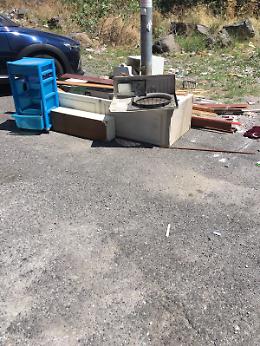 Catania: incivili scaricano  rifiuti in via San Filippo Neri