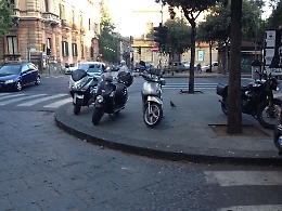 Catania, piazza Trento marciapiedi occupati dalle moto