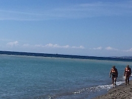 Striscia di acqua sporca alla foce dell'Alcantara