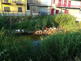 Catania, il torrente Forcile "accoglie" la sporcizia della città