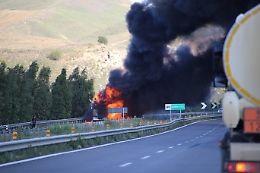 Camion prende fuoco sull'A 19 Palermo-Catania