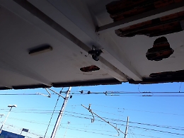 Catania, stazione Bicocca: tetti cadenti ed erbacce sui binari