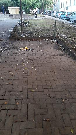 Catania, volontari sostituiscono gli operatori ripulendo la Piazza 2 Giugno