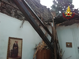 Maltempo a Catania, crolla il tetto di una casa: salvata un'anziana