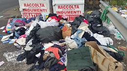 Comportamenti incivili bloccano il riuso: cassonetti per indumenti rimossi dopo poche settimane, ora solo al Ccr