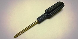 «Mi hai truffato» e minaccia dipendenti del negozio con un cacciavite