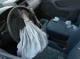 Santa Teresa di Riva:  l'airbag esplode da solo, si scontra con l'auto e muore