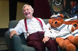 Leo Gullotta, con "Pensaci, Giacomino!" porta in scena il "suo" prof. Toti, uomo anziano ma non vecchio