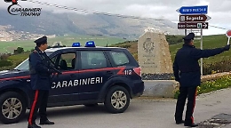 Cerca di fermare il camion ma resta schiacciato: carabinieri salvano netturbino