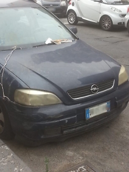 Catania: appello per la rimozione di un'auto abbandonata ed utilizzata per i rifiuti