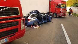 Tir travolge auto della polizia sulla A18
e altri mezzi rimangono pure coinvolti:
tre morti e almeno 4 feriti, alcuni gravi