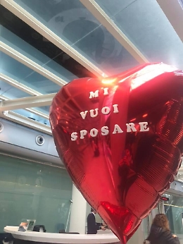 "Mi vuoi sposare", proposta in aeroporto a Catania: la risposta di lei sorprende tutti