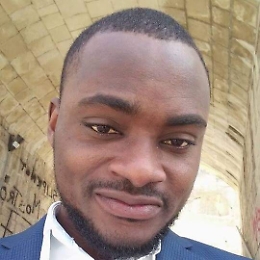 Peter, il nigeriano in cerca di lavoro 
che trova portafogli e lo restituisce