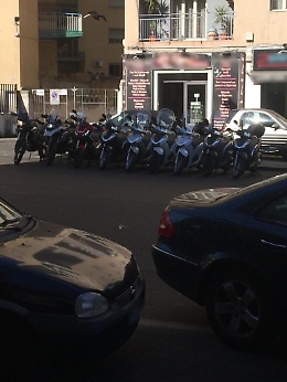 Catania: scooter in esposizione impediscono il transito di auto e pedoni