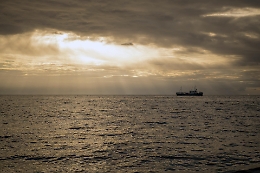 Migranti, altro barcone in avaria: la Libia non risponde all'Sos