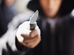 Minaccia nonni con un coltello per comprare scooter: 15enne denunciato