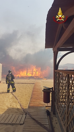 Plaia in fiamme, pomeriggio da dimenticare:
lidi distrutti, auto bruciate e cinque feriti