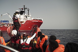Ocean Viking con 182 a bordo rifiuta Libia, "non è porto sicuro"