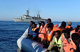 Lampedusa, nuova ondata di sbarchi "fantasma": hotspot al collasso