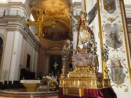 Il simulacro di san Michele trasportato al convento dei frati cappuccini