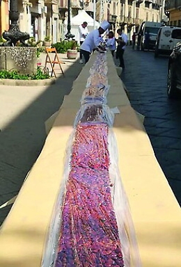 Mazzarino si riprende il primato: è di 1.004 metri il torrone più lungo del mondo