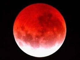 Tutti col naso all'insù all'alba di lunedì: arriva eclisse di Superluna rossa