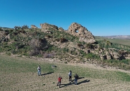 Piccola  &laquo;Stonehenge&raquo; scoperta a Gela: &egrave; una "pietra calendario"