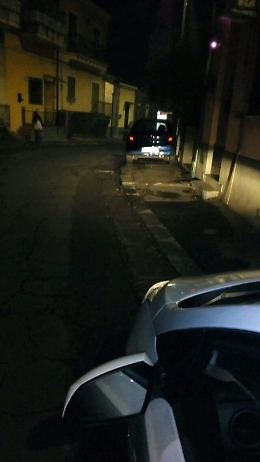 Catania, un'auto parcheggiata male: strada ad alto rischio incidenti