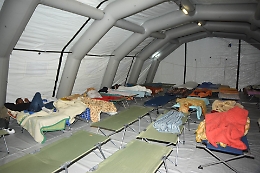 Catania, chiude la tenda Cri in centro: tanti clochard in cerca di riparo