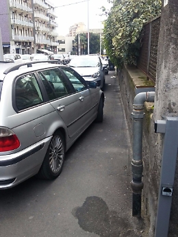 Sosta selvaggia in via Torino a Catania: è una vergogna!