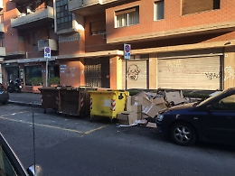 Catania, cassonetti della spazzatura occupano stallo a strisce gialle per disabili in via Messina